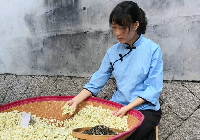 冷饮和热茶哪个更解暑？浙大茶学博士后的答案颠覆你想象