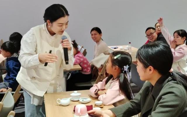 图书馆携手“非遗”：在成都图书馆学会欣赏一杯茶